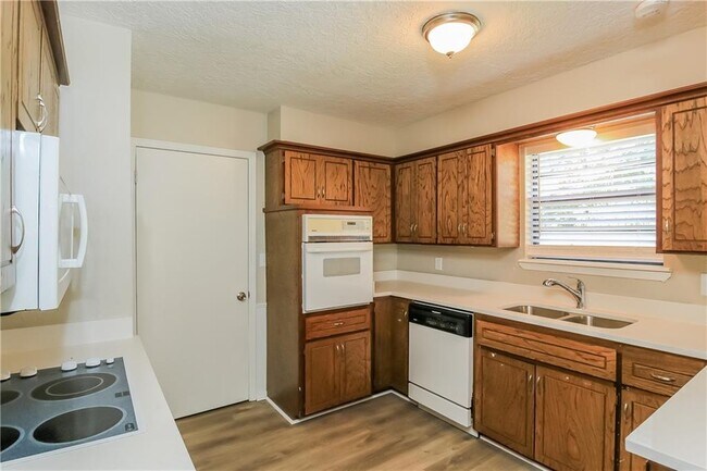 Building Photo - 3920 Green Hills Ct