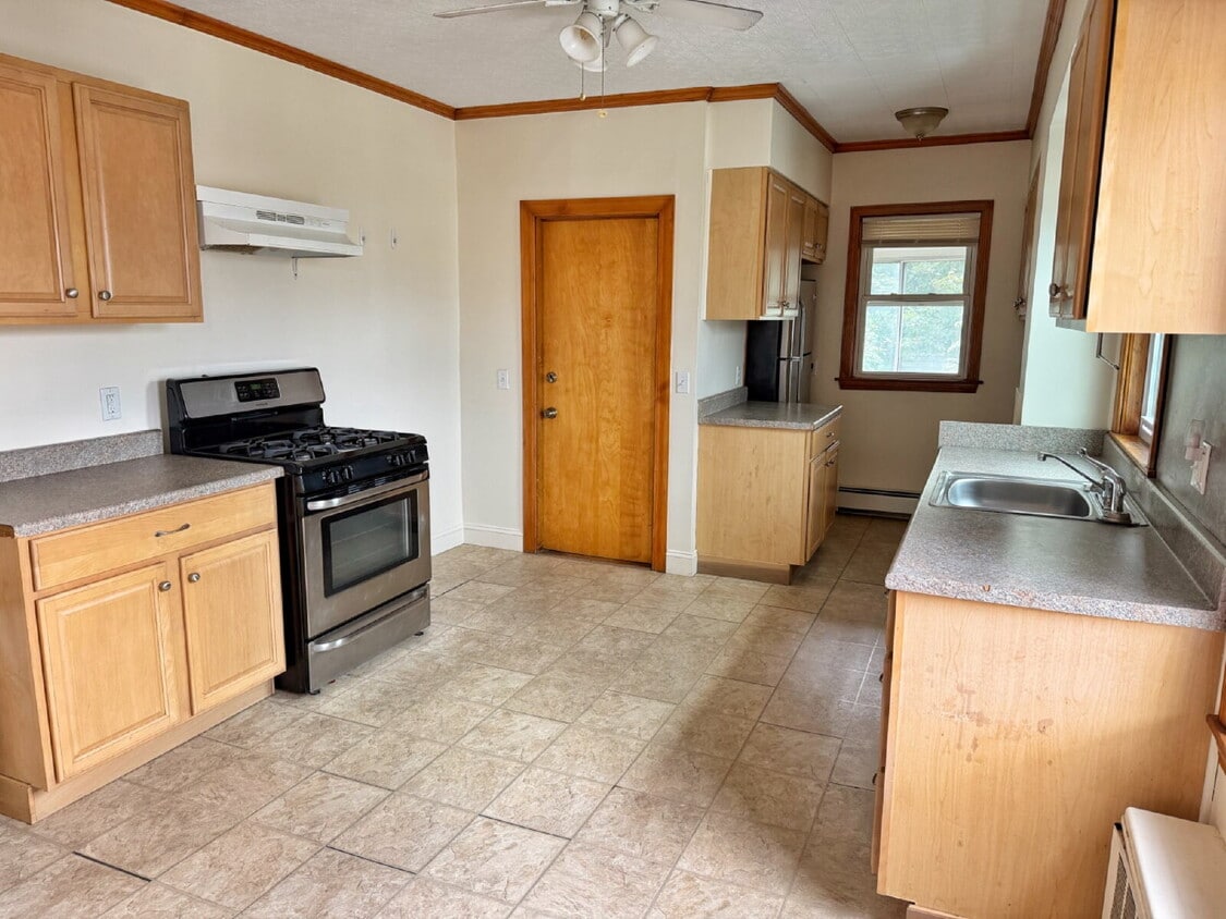 Spacious 3 Bedroom, 1 bath in prime Quincy location! - Spacious 3 Bedroom, 1 bath in prime Quincy location!