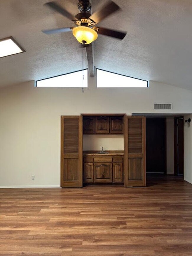 Foto del edificio - *************REDUCED and READY ******* Townhouse all one level, three bedrooms, two full bathroom...