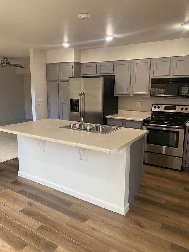 Building Photo - Awesome home on Hubbell for rent!