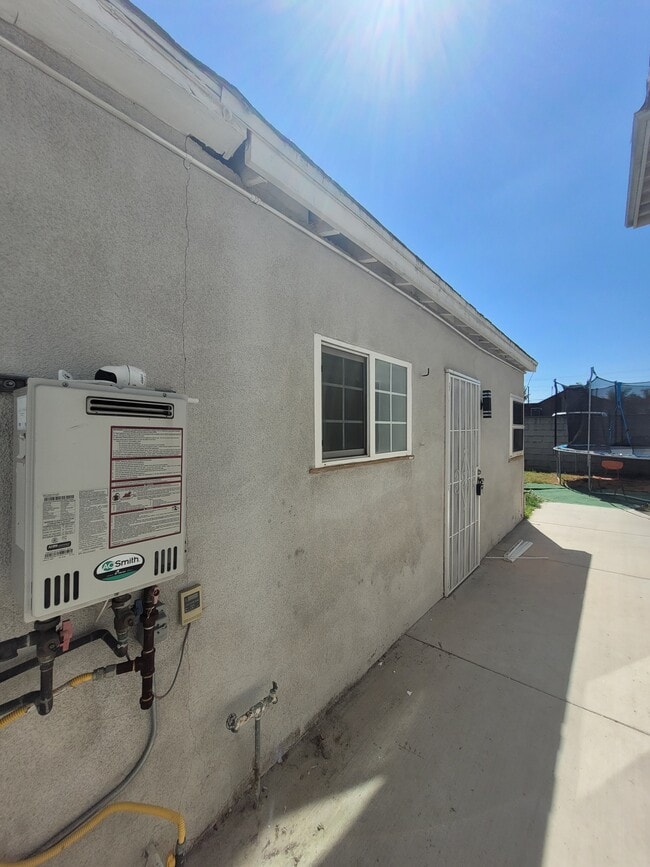 Foto del edificio - 10301 Dalerose Ave