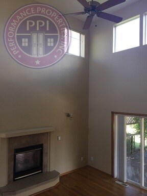 Foto del edificio - Oregon City Two Level Home with Large Backyard Pet Welcome