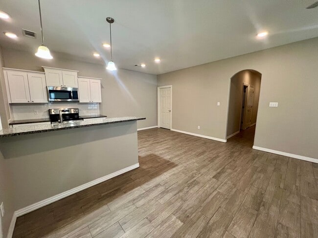 Building Photo - Beautiful 3 Bed/2 Bath Single Story Duplex...