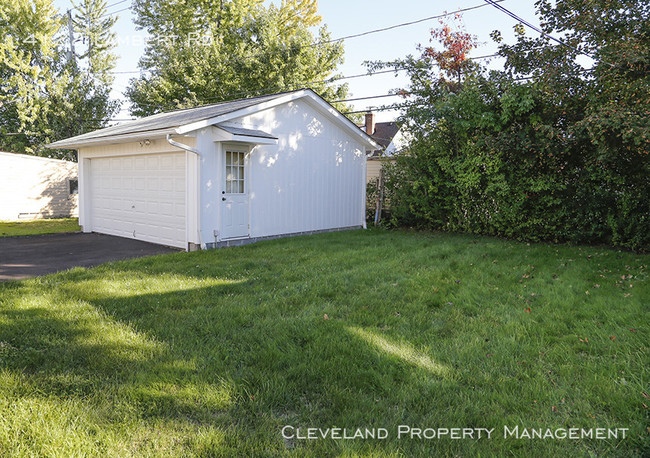 Building Photo - Roomy Bungalow