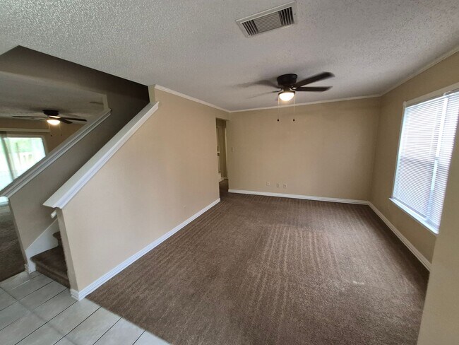 Foto del edificio - 8007 Chestnut Bluff Dr