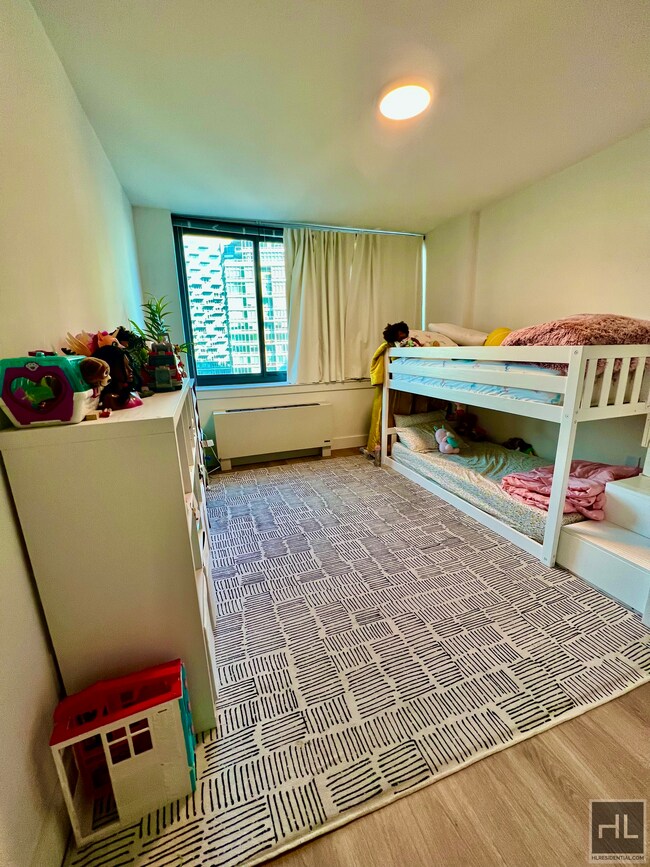 Building Photo - Bright 2 Bed 2 Bath Renovated Kitchen I La...