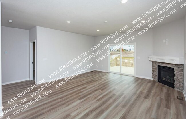 Building Photo - CHARMING TOWNHOME! 3 Bedrooms and 3 Bathro...