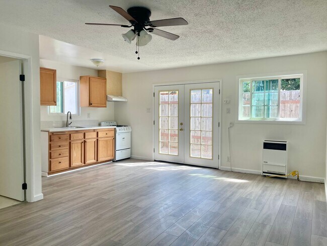 Foto del edificio - Freshly Renovated Studio with Yard & Mount...