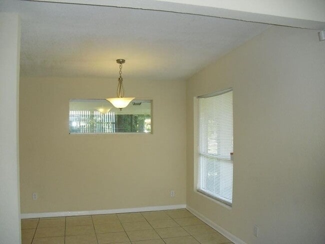 Building Photo - 3/1 In North Jacksonville!