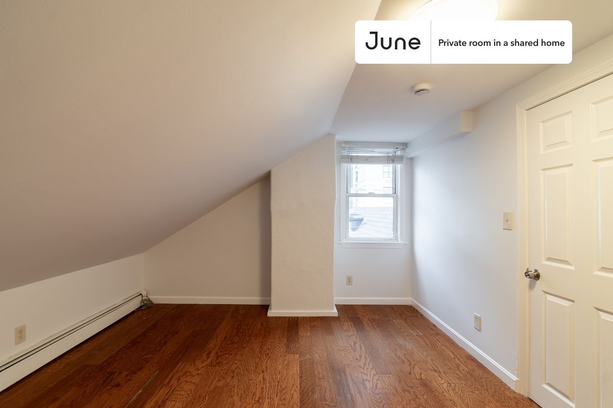Foto principal - Private bedroom in 4 bed/4 bath Home
