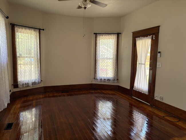 Living Room - 538 N Aydelotte Ave