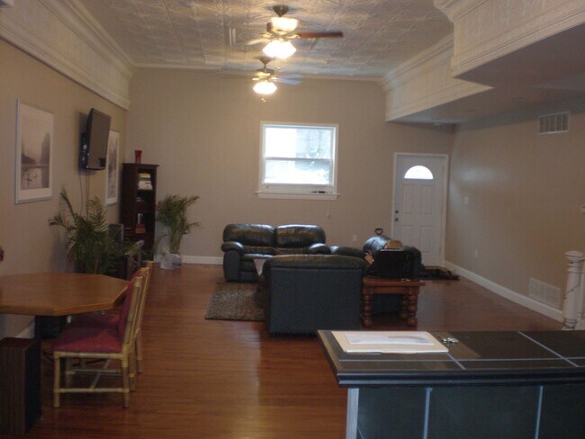 Building Photo - College Rental - South Side