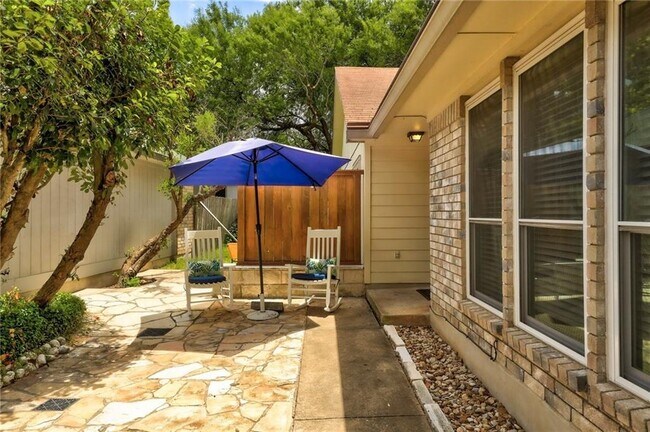 Building Photo - 2204 Margalene Way