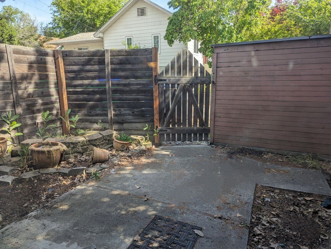 Building Photo - Spacious 2 bedroom pet-friendly Lewiston h...