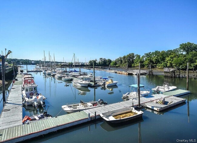 Foto del edificio - 7809 Shore Rd