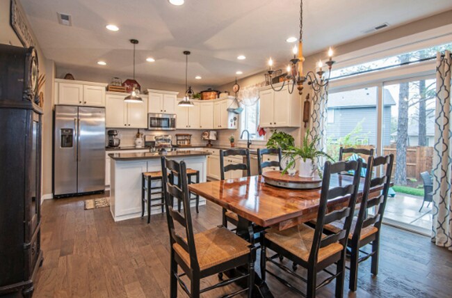Building Photo - Modern 4-bdr with two Master Suites & Moun...