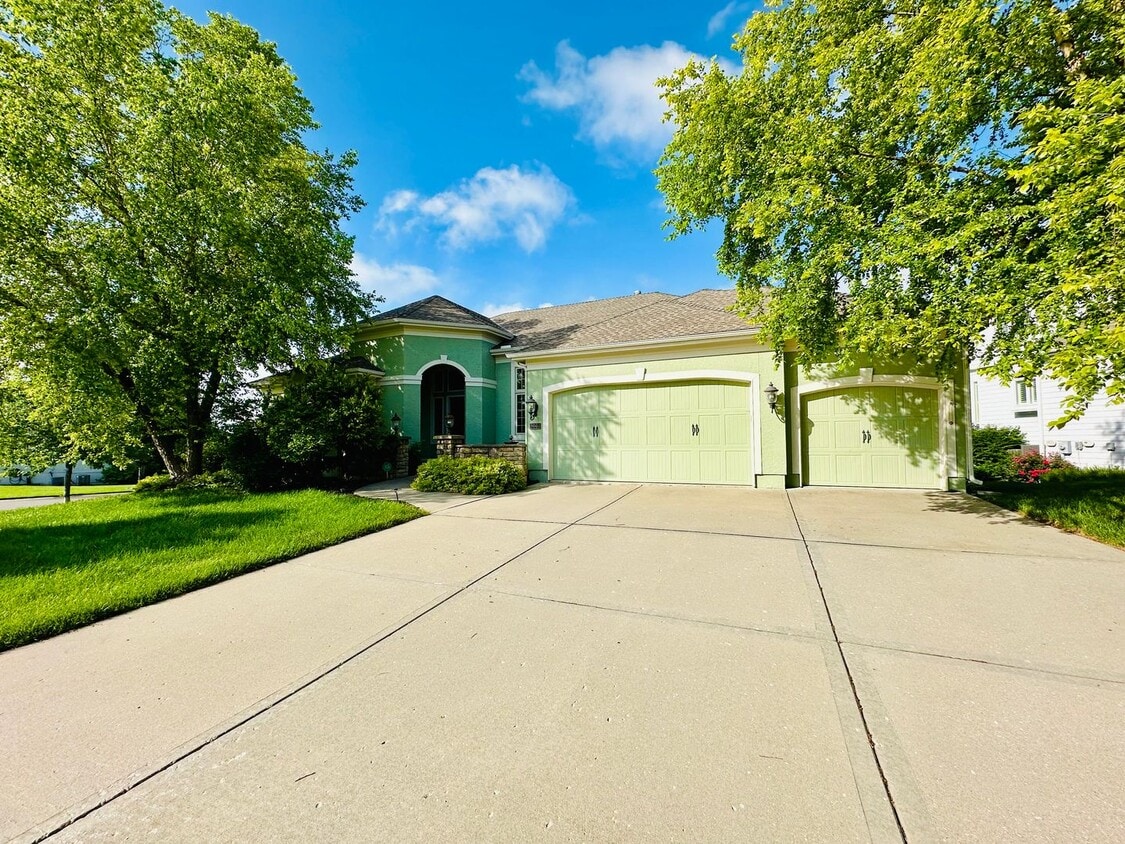 Primary Photo - {9003} Wilshire Farms Reverse 1.5 Story Ho...