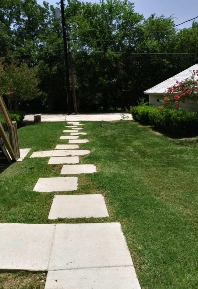 Building Photo - 1528 Steves Ave