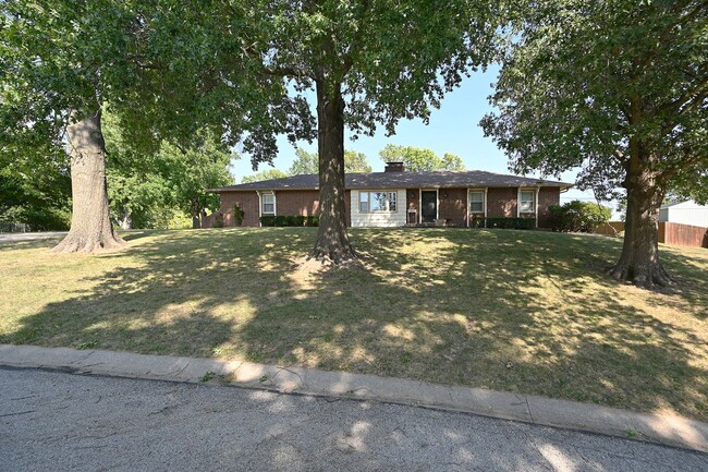 Foto del edificio - Three bedroom two and a half bath Brick Ra...