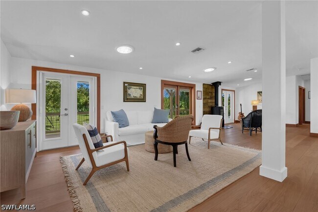 Foto del edificio - 828 Sanctuary Rd W