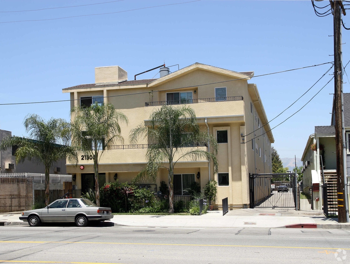 21505 Saticoy St, Canoga Park, CA 91304 Apartments in Canoga Park, CA