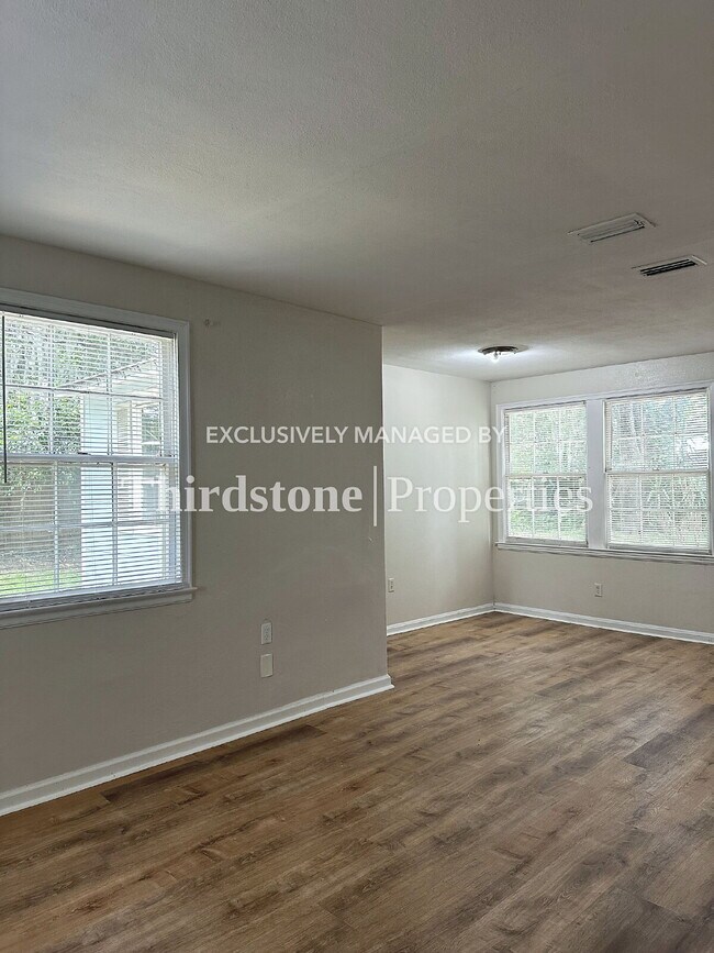 Foto del edificio - 7959 Concord Blvd W