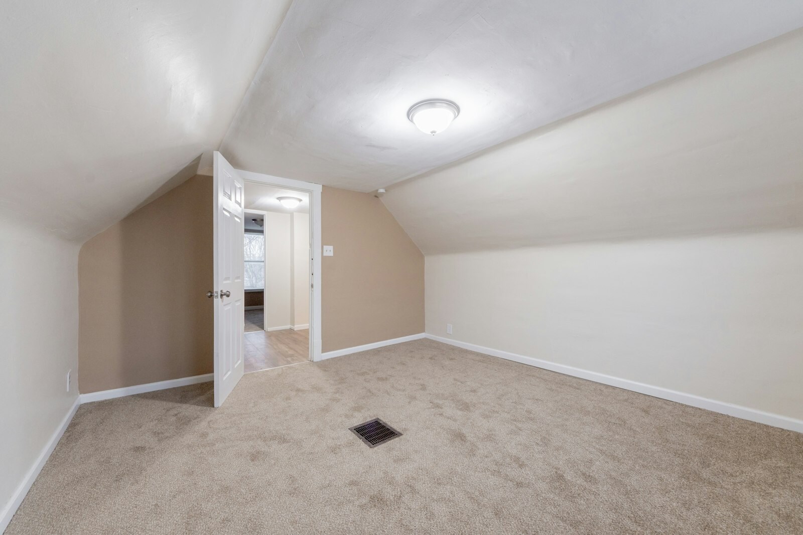 10618 Crestwood Ave Cleveland, OH 44104 – photo 5