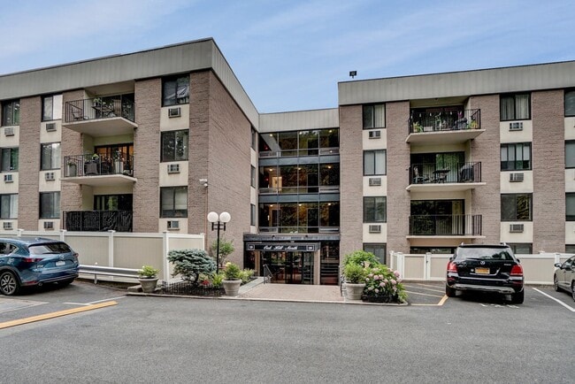Building Photo - 128 Colonial Pkwy