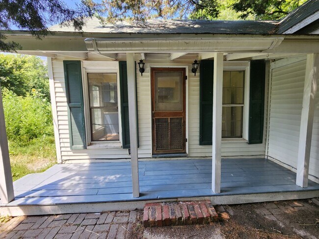 Foto del edificio - Charming Farm Cottage in Chatham, IL!
