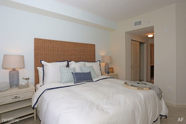 Foto del edificio - 3 br, 2 bath Apartment - 11001 Pines Blvd