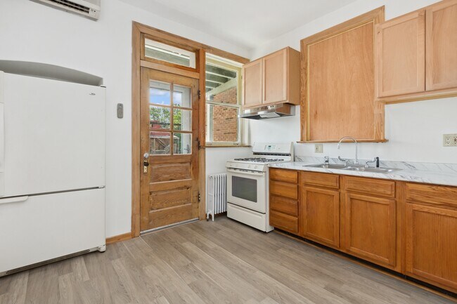 Foto del edificio - 3631 N Sheffield Ave