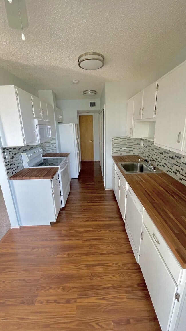 Building Photo - 3590 Blue Lake Dr