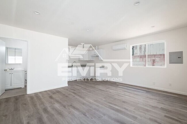Building Photo - Remodeled 2-Bed 1-Bath Unit for Rent in In...