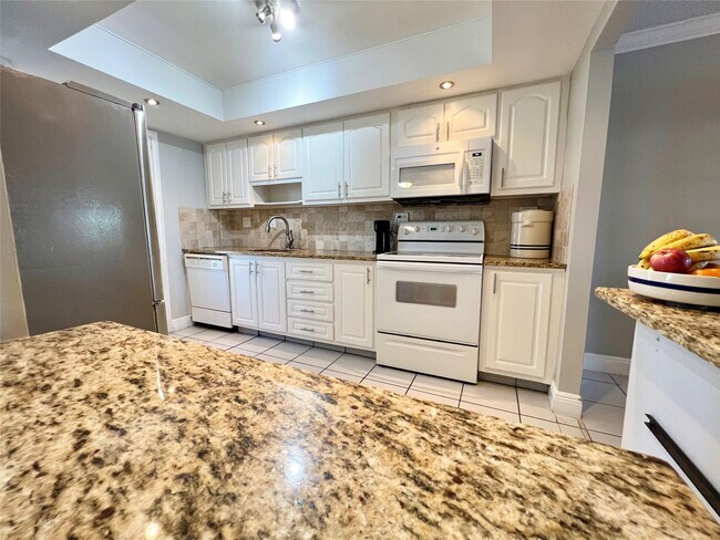 Foto del edificio - 400 Golden Isles Dr