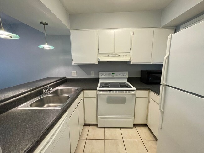 Photo - Updated 2br 2ba End Unit in Chancellor Squ... Apartment