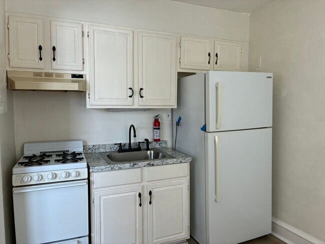 Marlyn Apts 303: 1 Bed 1 Bath - Marlyn Apts 303: 1 Bed 1 Bath