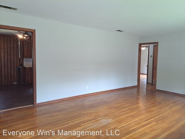 Building Photo - 2 br, 1 bath House - 902 W 14th St