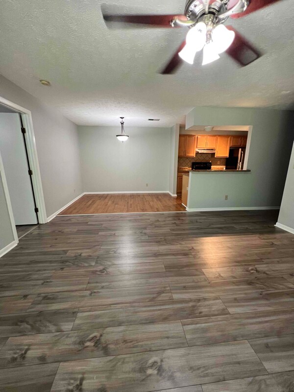 Building Photo - 8909 Eagleview Dr