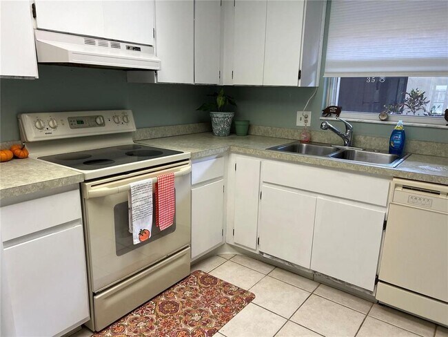 Foto del edificio - 1100 E Bay Dr