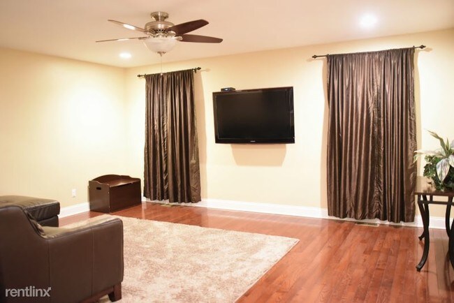 Building Photo - 3 br, 2.5 bath Townhome - 12 LUMBER LN
