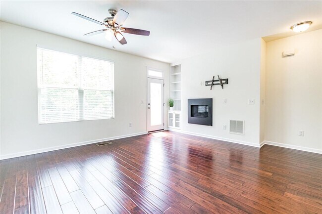Foto del edificio - Prime Cary Living in Fryars Gate – Available Mid-August!