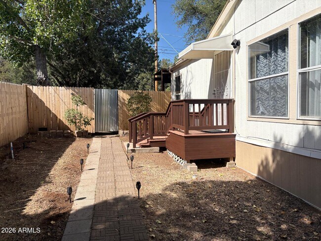 Building Photo - 1007 W Saddle Ln