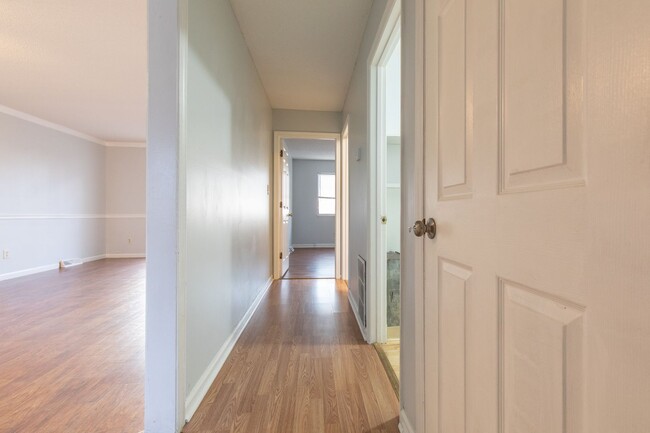 Building Photo - Beautiful 3 bed 2 bath Condo near ETSU