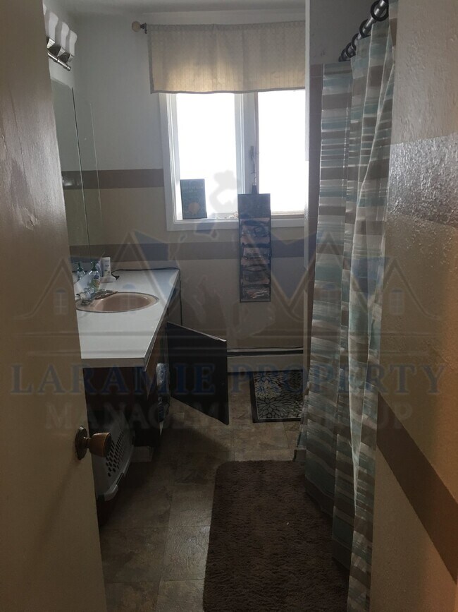 Building Photo - Spacious 5 Bedroom Duplex with 3 Full Bath...