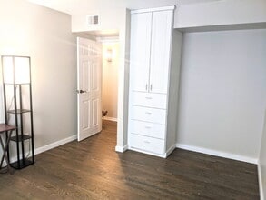 Building Photo - 8555 Fairmount Dr