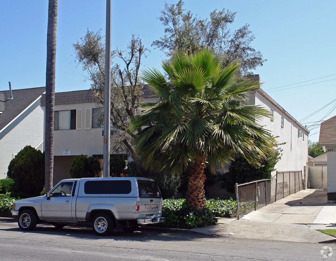 Building Photo - 805 S Broadway