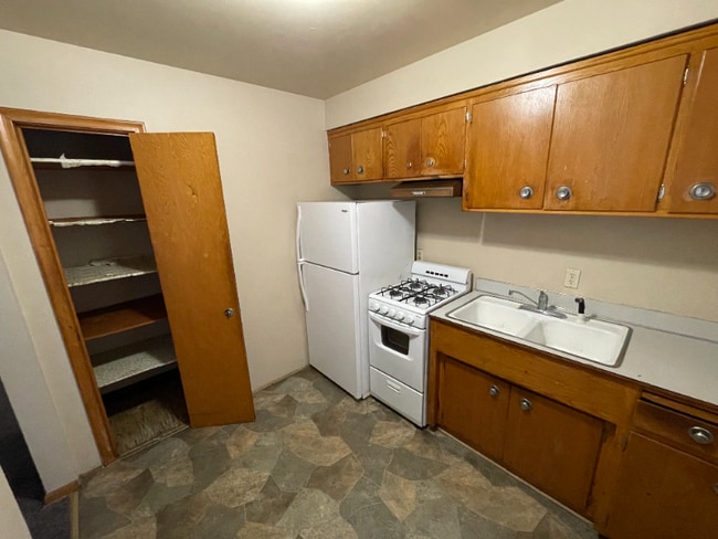 Foto del edificio - 616 Ivy Ave E