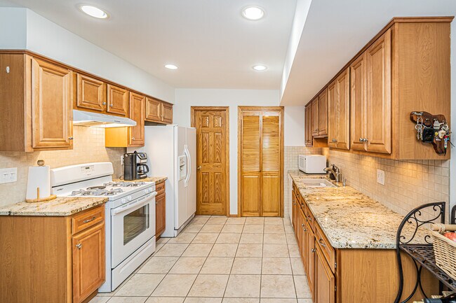 Building Photo - 1305 Kingsbury Dr