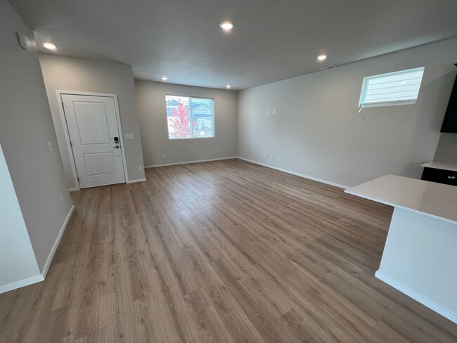 Building Photo - Newly Built 4 Bed, 2.5 Bath Townhouse w/ 2...