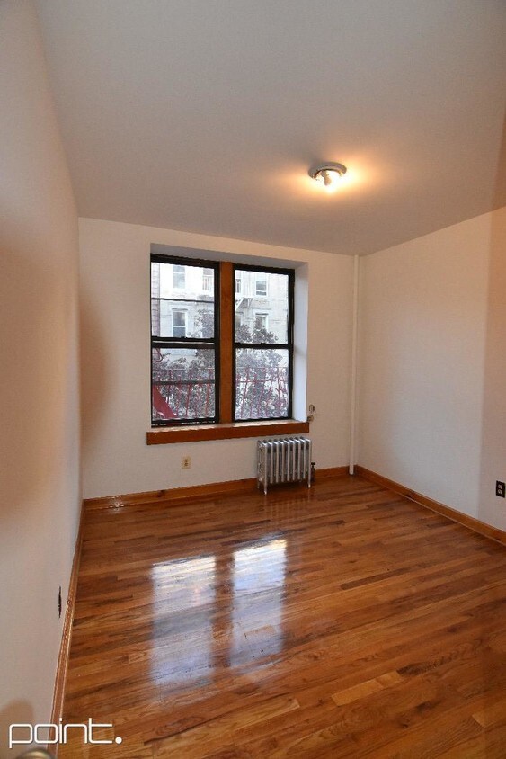 Building Photo - 632 E 11th St